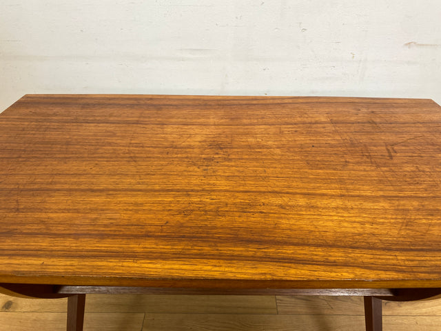 Formschöner jedoch etwas abgenutzter 60er Jahre Wohnzimmertisch mit Ablage I Salontisch Couchtisch Coffee Table niedriger Küchentisch Tisch Holztisch Mid-Century Vintage I