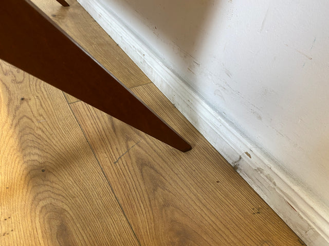 Formschöner jedoch etwas abgenutzter 60er Jahre Wohnzimmertisch mit Ablage I Salontisch Couchtisch Coffee Table niedriger Küchentisch Tisch Holztisch Mid-Century Vintage I