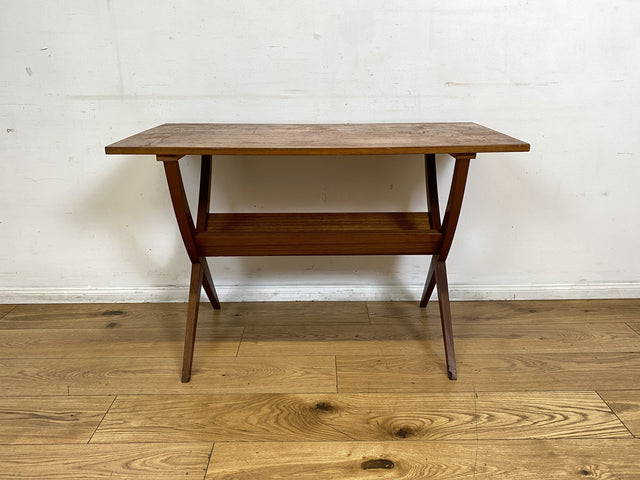 Formschöner jedoch etwas abgenutzter 60er Jahre Wohnzimmertisch mit Ablage I Salontisch Couchtisch Coffee Table niedriger Küchentisch Tisch Holztisch Mid-Century Vintage I
