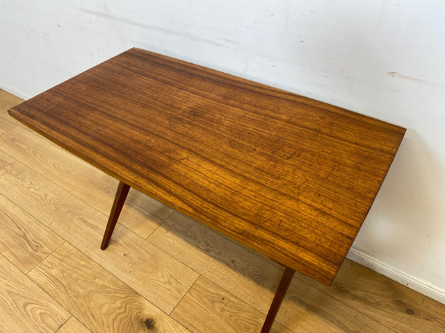 Formschöner jedoch etwas abgenutzter 60er Jahre Wohnzimmertisch mit Ablage I Salontisch Couchtisch Coffee Table niedriger Küchentisch Tisch Holztisch Mid-Century Vintage I