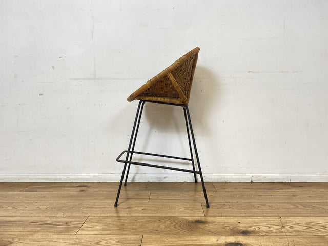 Formschöner 70er Jahre Barhocker aus Metall mit Sitz aus geflochtenem Rattan