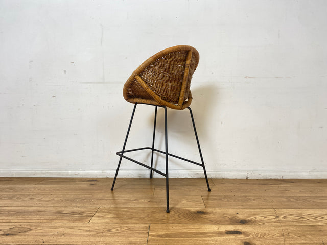 Formschöner 70er Jahre Barhocker aus Metall mit Sitz aus geflochtenem Rattan