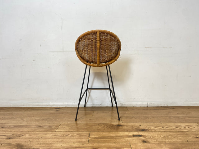 Formschöner 70er Jahre Barhocker aus Metall mit Sitz aus geflochtenem Rattan