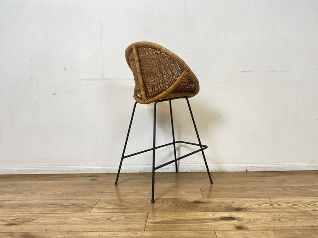 Formschöner 70er Jahre Barhocker aus Metall mit Sitz aus geflochtenem Rattan