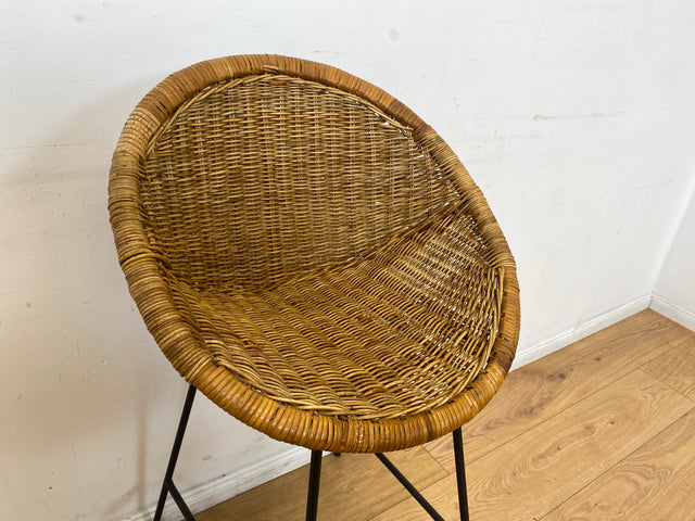 Formschöner 70er Jahre Barhocker aus Metall mit Sitz aus geflochtenem Rattan