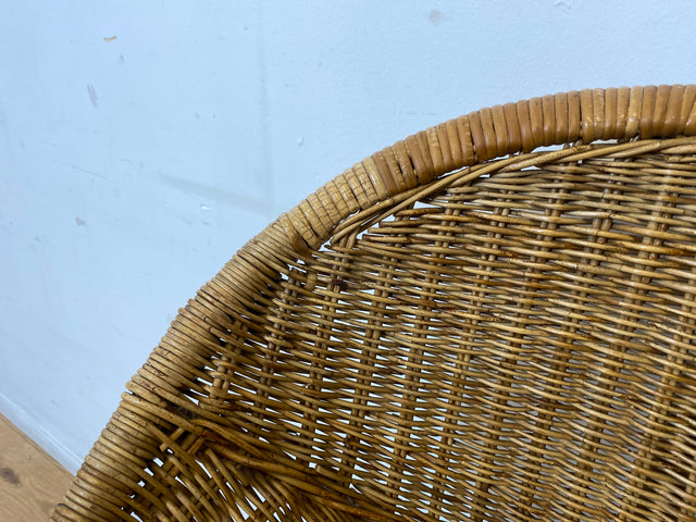 Formschöner 70er Jahre Barhocker aus Metall mit Sitz aus geflochtenem Rattan