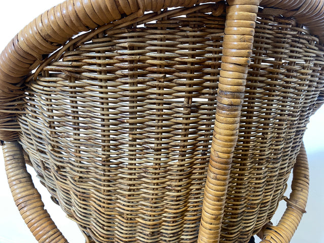 Formschöner 70er Jahre Barhocker aus Metall mit Sitz aus geflochtenem Rattan