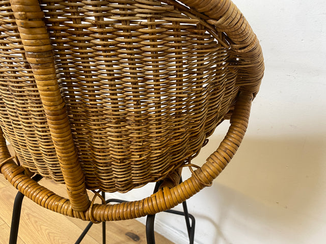 Formschöner 70er Jahre Barhocker aus Metall mit Sitz aus geflochtenem Rattan