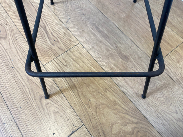 Formschöner 70er Jahre Barhocker aus Metall mit Sitz aus geflochtenem Rattan