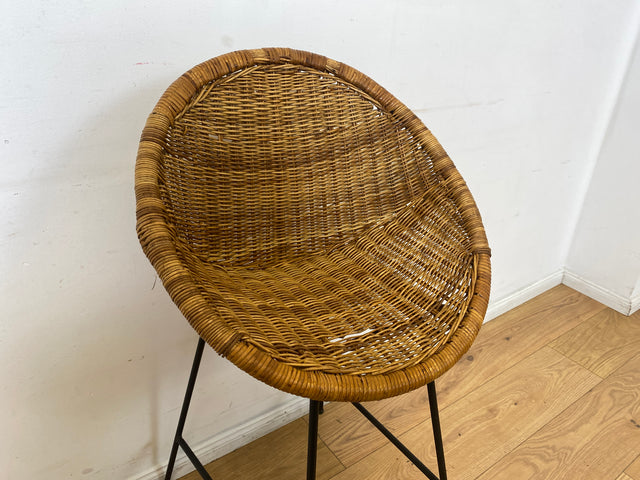 Formschöner 70er Jahre Barhocker aus Metall mit Sitz aus geflochtenem Rattan