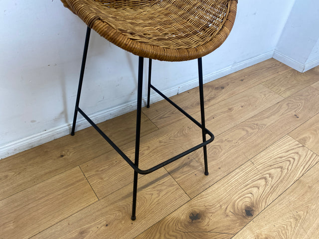 Formschöner 70er Jahre Barhocker aus Metall mit Sitz aus geflochtenem Rattan