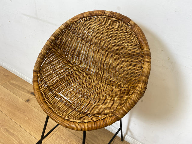 Formschöner 70er Jahre Barhocker aus Metall mit Sitz aus geflochtenem Rattan