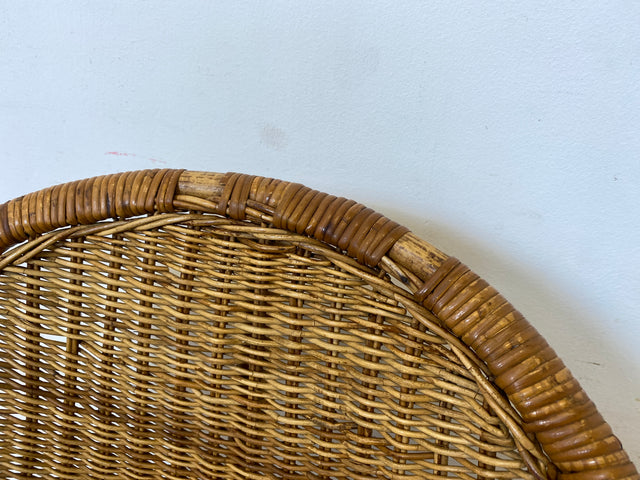 Formschöner 70er Jahre Barhocker aus Metall mit Sitz aus geflochtenem Rattan