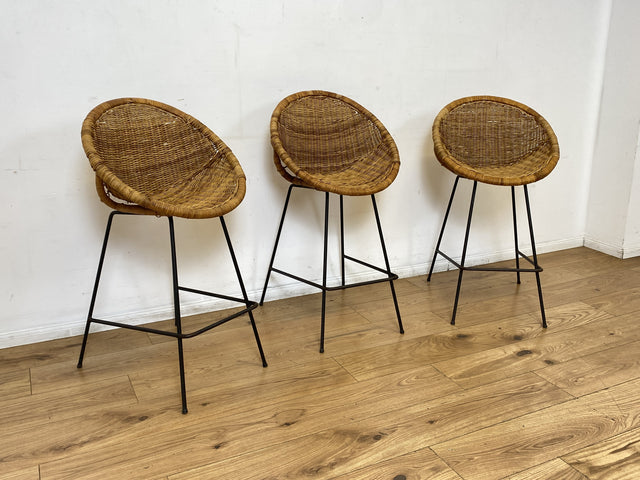 Formschöner 70er Jahre Barhocker aus Metall mit Sitz aus geflochtenem Rattan