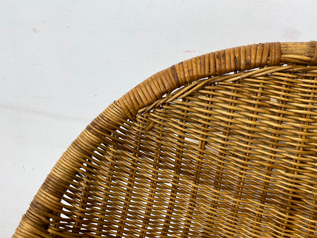 Formschöner 70er Jahre Barhocker aus Metall mit Sitz aus geflochtenem Rattan