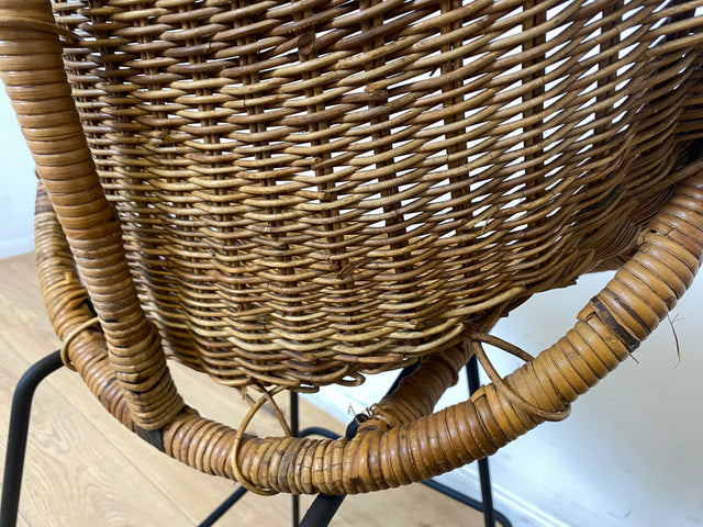 Formschöner 70er Jahre Barhocker aus Metall mit Sitz aus geflochtenem Rattan