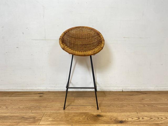 Formschöner 70er Jahre Barhocker aus Metall mit Sitz aus geflochtenem Rattan
