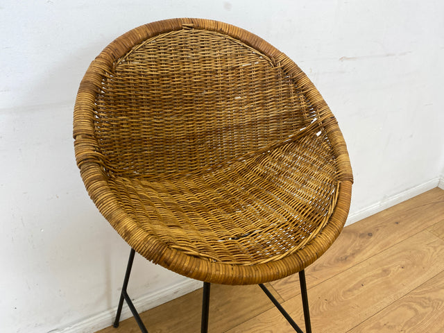 Formschöner 70er Jahre Barhocker aus Metall mit Sitz aus geflochtenem Rattan