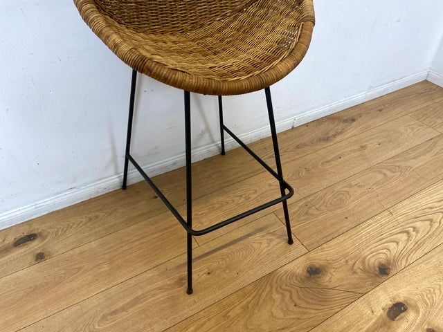 Formschöner 70er Jahre Barhocker aus Metall mit Sitz aus geflochtenem Rattan