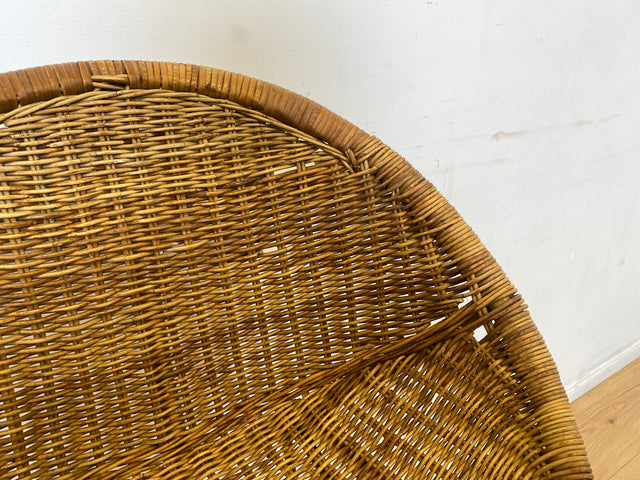 Formschöner 70er Jahre Barhocker aus Metall mit Sitz aus geflochtenem Rattan