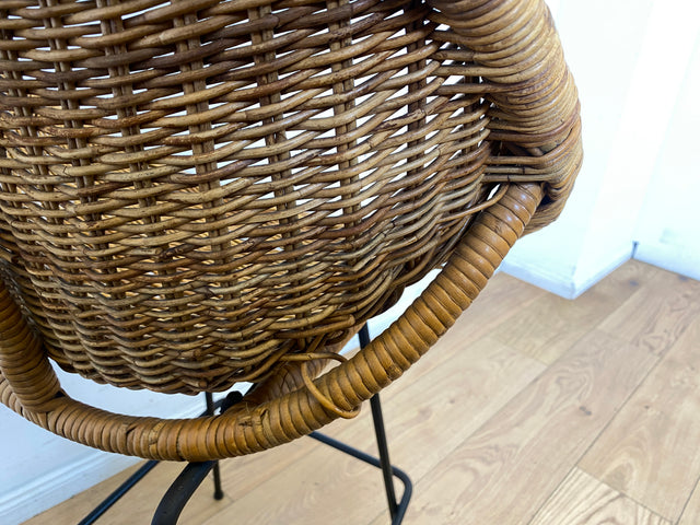 Formschöner 70er Jahre Barhocker aus Metall mit Sitz aus geflochtenem Rattan