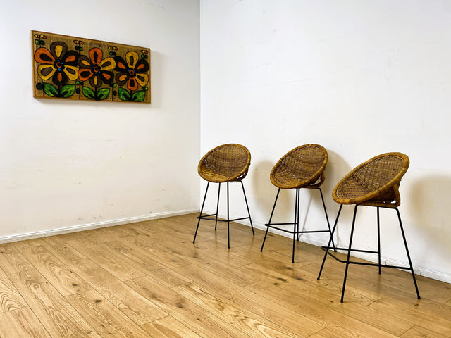 Formschöner 70er Jahre Barhocker aus Metall mit Sitz aus geflochtenem Rattan