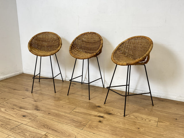 Formschöner 70er Jahre Barhocker aus Metall mit Sitz aus geflochtenem Rattan