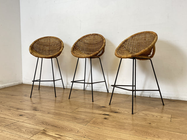 Formschöner 70er Jahre Barhocker aus Metall mit Sitz aus geflochtenem Rattan