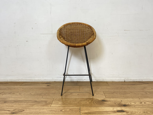 Formschöner 70er Jahre Barhocker aus Metall mit Sitz aus geflochtenem Rattan