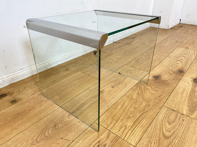 Stilvoller 70er Jahre Designer Glastisch von Gallotti & Radice aus gebogenem Klarglas und Edelstahl Akzenten I Couchtisch Beistelltisch Ablage Blumentisch Space Age Vintage I