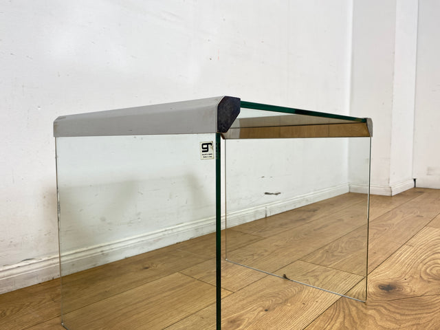 Stilvoller 70er Jahre Designer Glastisch von Gallotti & Radice aus gebogenem Klarglas und Edelstahl Akzenten I Couchtisch Beistelltisch Ablage Blumentisch Space Age Vintage I