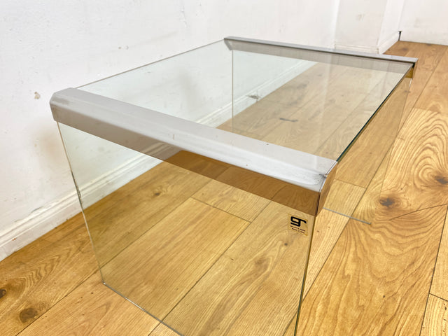 Stilvoller 70er Jahre Designer Glastisch von Gallotti & Radice aus gebogenem Klarglas und Edelstahl Akzenten I Couchtisch Beistelltisch Ablage Blumentisch Space Age Vintage I