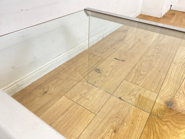 Stilvoller 70er Jahre Designer Glastisch von Gallotti & Radice aus gebogenem Klarglas und Edelstahl Akzenten I Couchtisch Beistelltisch Ablage Blumentisch Space Age Vintage I