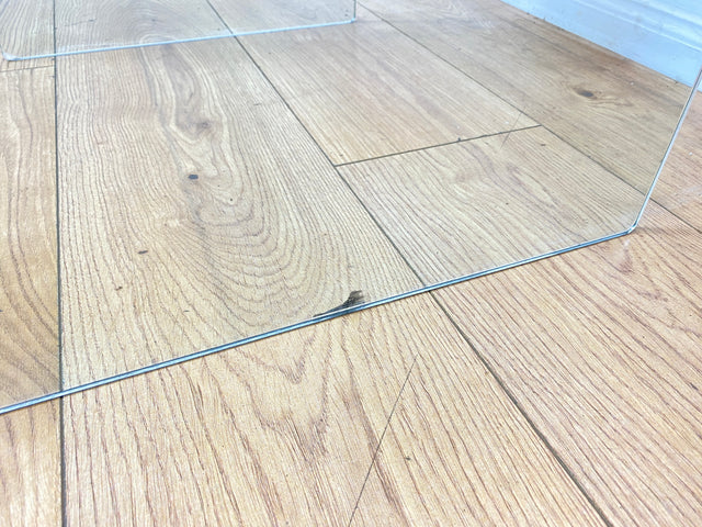 Stilvoller 70er Jahre Designer Glastisch von Gallotti & Radice aus gebogenem Klarglas und Edelstahl Akzenten I Couchtisch Beistelltisch Ablage Blumentisch Space Age Vintage I