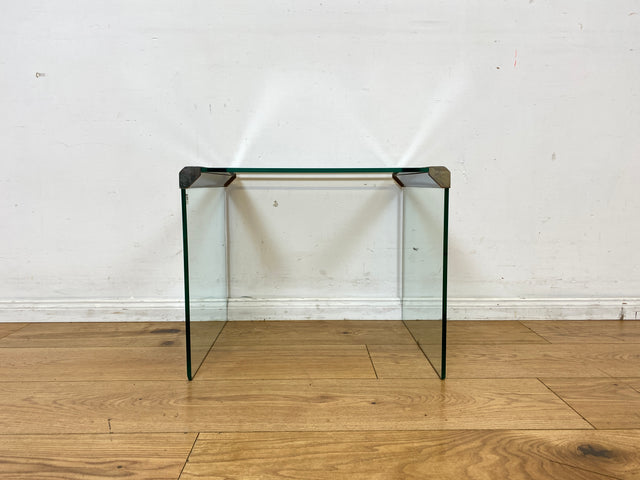 Stilvoller 70er Jahre Designer Glastisch von Gallotti & Radice aus gebogenem Klarglas und Edelstahl Akzenten I Couchtisch Beistelltisch Ablage Blumentisch Space Age Vintage I