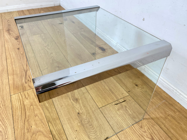 Stilvoller 70er Jahre Designer Glastisch von Gallotti & Radice aus gebogenem Klarglas und Edelstahl Akzenten I Couchtisch Beistelltisch Ablage Blumentisch Space Age Vintage I