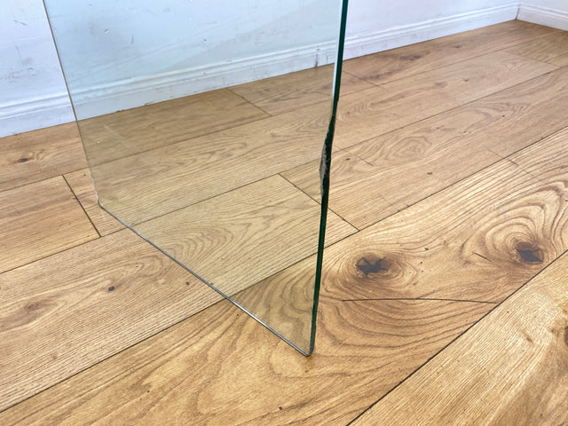 Stilvoller 70er Jahre Designer Glastisch von Gallotti & Radice aus gebogenem Klarglas und Edelstahl Akzenten I Couchtisch Beistelltisch Ablage Blumentisch Space Age Vintage I