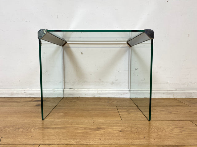 Stilvoller 70er Jahre Designer Glastisch von Gallotti & Radice aus gebogenem Klarglas und Edelstahl Akzenten I Couchtisch Beistelltisch Ablage Blumentisch Space Age Vintage I
