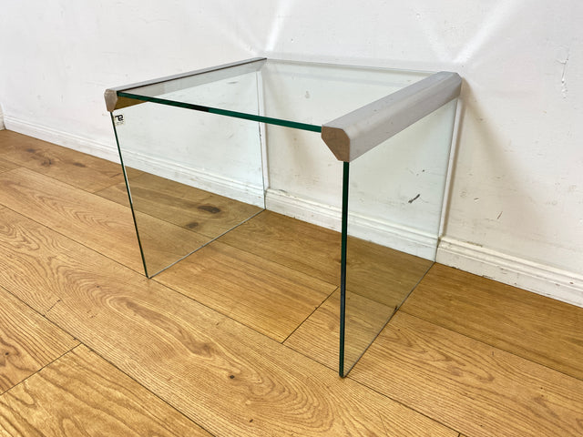 Stilvoller 70er Jahre Designer Glastisch von Gallotti & Radice aus gebogenem Klarglas und Edelstahl Akzenten I Couchtisch Beistelltisch Ablage Blumentisch Space Age Vintage I