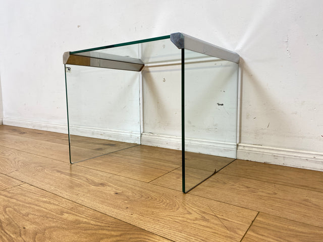Stilvoller 70er Jahre Designer Glastisch von Gallotti & Radice aus gebogenem Klarglas und Edelstahl Akzenten I Couchtisch Beistelltisch Ablage Blumentisch Space Age Vintage I