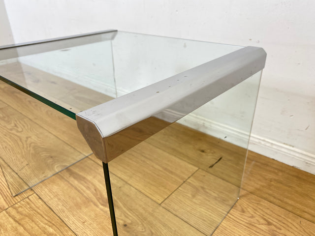 Stilvoller 70er Jahre Designer Glastisch von Gallotti & Radice aus gebogenem Klarglas und Edelstahl Akzenten I Couchtisch Beistelltisch Ablage Blumentisch Space Age Vintage I