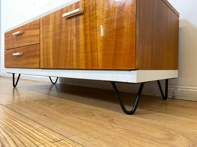 Hübsches 70er Jahre Lowboard mit Schubladen und Klappe, auf neuen Hairpin Füßen I Kommode Sideboard Wäschekommode Flurkommode TV Bank Board Fernsehkommode Retro Vintage I