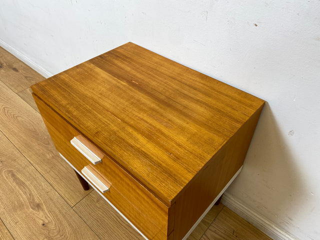 Sehr hübscher 70er Jahre Nachttisch mit Schubladen und konischen Füßen I Nachtkommode Nachtschränkchen Nachtschrank Kommode Beistelltisch Vintage Retro Mid-Century 60er I
