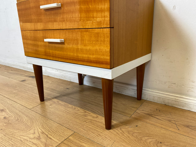 Sehr hübscher 70er Jahre Nachttisch mit Schubladen und konischen Füßen I Nachtkommode Nachtschränkchen Nachtschrank Kommode Beistelltisch Vintage Retro Mid-Century 60er I