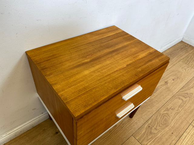Sehr hübscher 70er Jahre Nachttisch mit Schubladen und konischen Füßen I Nachtkommode Nachtschränkchen Nachtschrank Kommode Beistelltisch Vintage Retro Mid-Century 60er I
