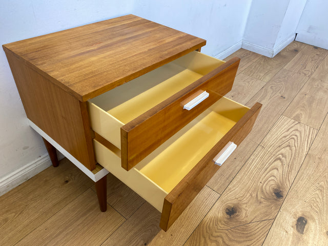 Sehr hübscher 70er Jahre Nachttisch mit Schubladen und konischen Füßen I Nachtkommode Nachtschränkchen Nachtschrank Kommode Beistelltisch Vintage Retro Mid-Century 60er I