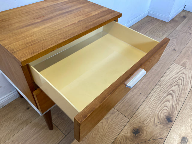 Sehr hübscher 70er Jahre Nachttisch mit Schubladen und konischen Füßen I Nachtkommode Nachtschränkchen Nachtschrank Kommode Beistelltisch Vintage Retro Mid-Century 60er I