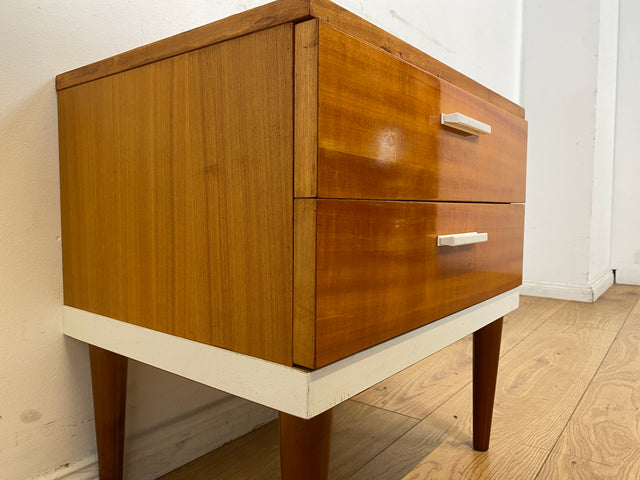 Sehr hübscher 70er Jahre Nachttisch mit Schubladen und konischen Füßen I Nachtkommode Nachtschränkchen Nachtschrank Kommode Beistelltisch Vintage Retro Mid-Century 60er I