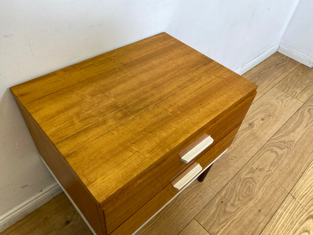 Sehr hübscher 70er Jahre Nachttisch mit Schubladen und konischen Füßen I Nachtkommode Nachtschränkchen Nachtschrank Kommode Beistelltisch Vintage Retro Mid-Century 60er I