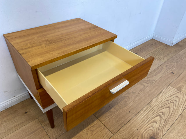 Sehr hübscher 70er Jahre Nachttisch mit Schubladen und konischen Füßen I Nachtkommode Nachtschränkchen Nachtschrank Kommode Beistelltisch Vintage Retro Mid-Century 60er I